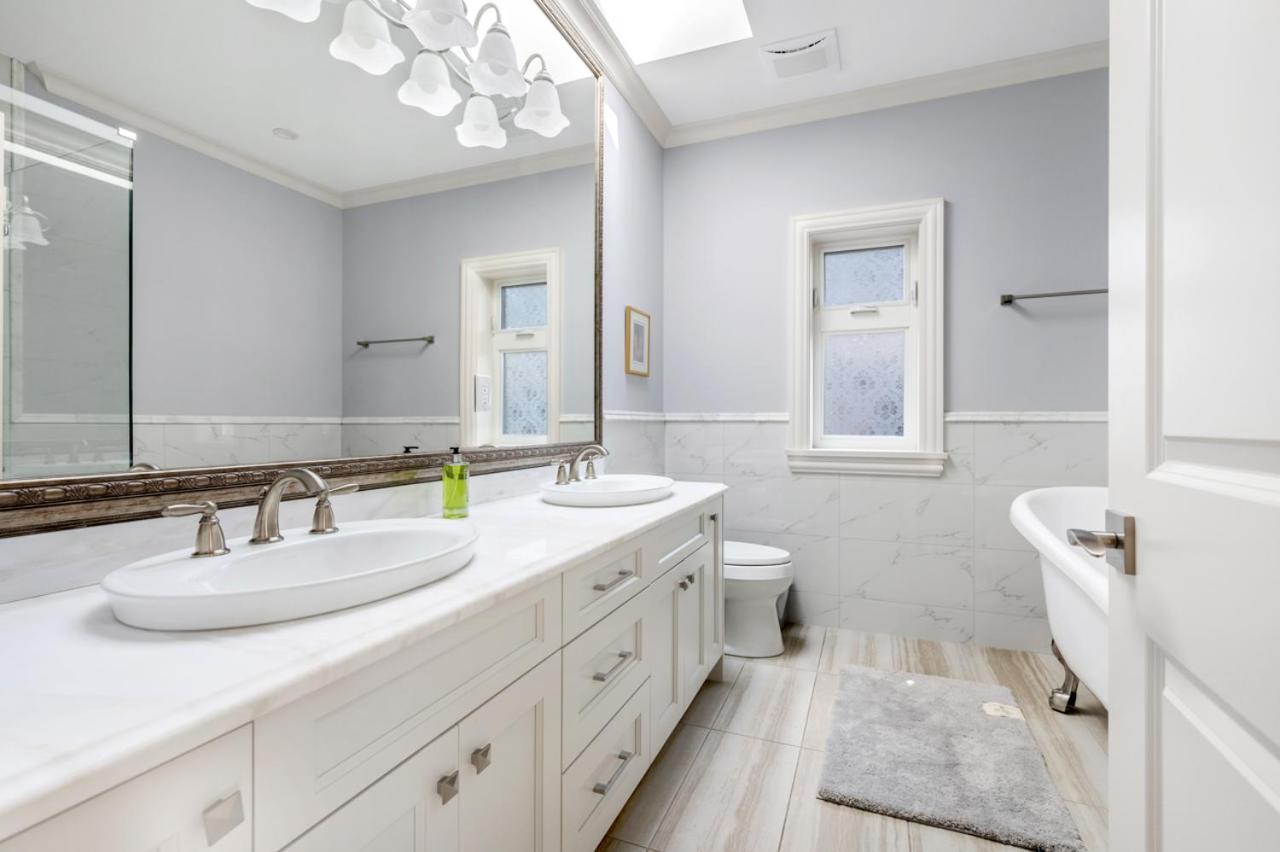 Haven: Luxurious Private Bedroom Near Attractions Gasthof Vancouver